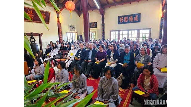 L'ambassadeur vietnamien en France, Dinh Toan Thang et son épouse assistent à la cérémonie de célébration de l'anniversaire du Bouddha avec des Vietnamiens d'outre-mer en France. Photo : NDEL. 