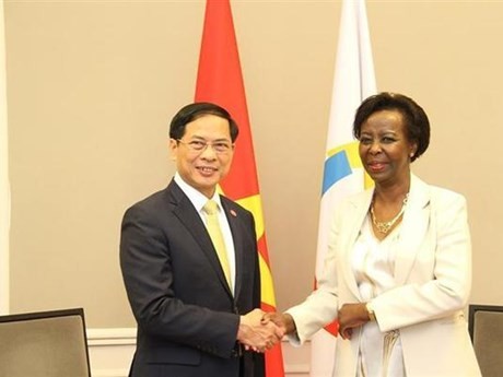 Le ministre vietnamien des Affaires étrangères, Bùi Thanh Son, et la Secrétaire générale de l'Organisation internationale de la Francophonie, Louise Mushikiwabo. Photo: VNA