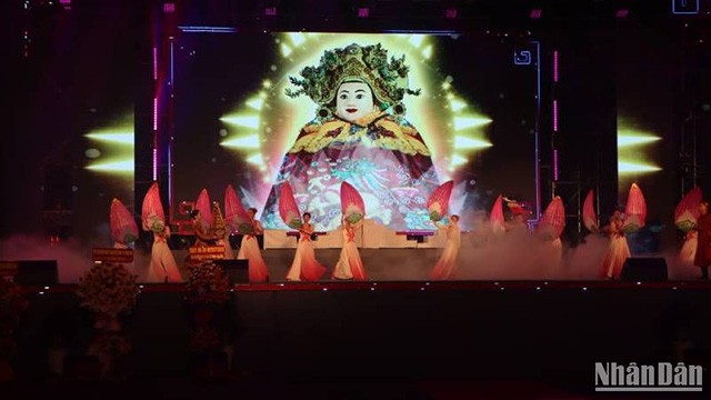 Un spectacle artistique lors de la cérémonie d'ouverture de la fête de « Bà Chua Xu » de la montagne Sam. Photo : NDEL.