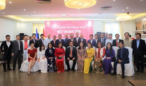 Le ministre Bùi Thanh Son rencontre des Vietnamiens en République tchèque