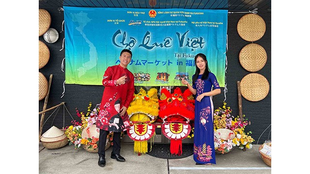 Le président de l'Association des Vietnamiens à Fukuoka, Nguyên Duy Anh, (à gauche) lors de l'événement. Photo: baoquocte.vn 