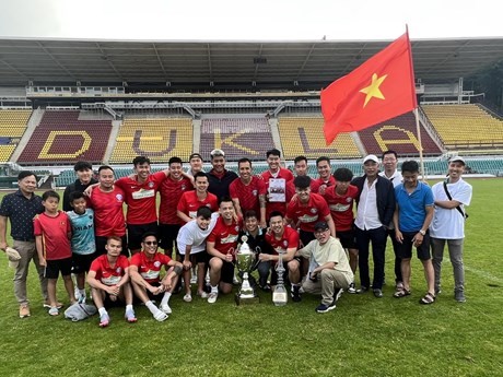 L'équipe du FC Sapa Praha de la communauté vietnamienne en République tchèque. Photo : VNA