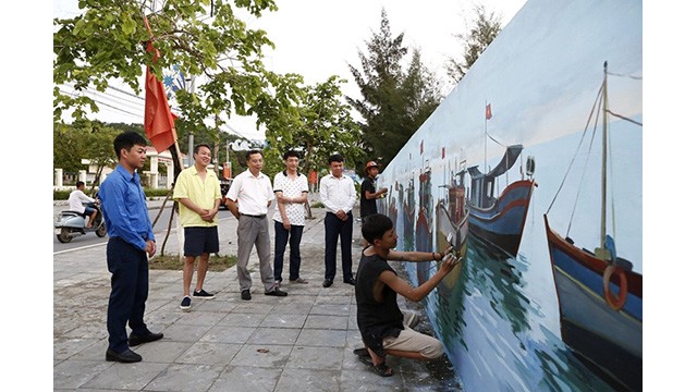 La peinture murale est réalisée par groupe d’artistes « Couleurs du monde ». Photo: PCV