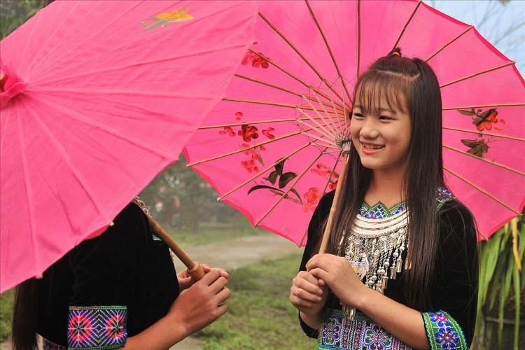 Des femmes H'Mông de Lai Châu en costumes traditionnels. Photo : baodantoc.vn