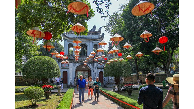 Les visiteurs au Temple de la Littérature à Hanoi. Photo : VOV.