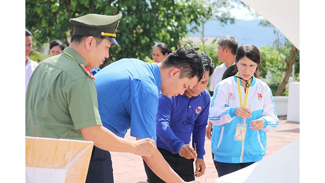 La délégation des jeunes bénévoles de Hô Chi MInh-Ville a offert des fleurs au mémorial de l’Alliance de combat Vietnam - Laos. Photo : thoidai.com.vn