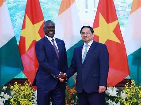 Le Premier ministre vietnamien Pham Minh Chinh (à droite) et le président de l'Assemblée nationale de Côte d'Ivoire, Adama Bictogo. Photo : VNA.