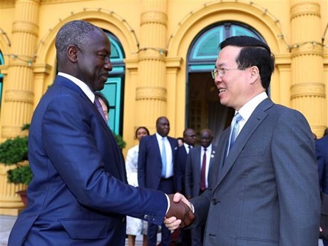 Le Président vietnamien, Vo Van Thuong, (à droit) et le Président de l'Assemblée nationale ivoirienne, Adama Bictogo. Photo : VNA.