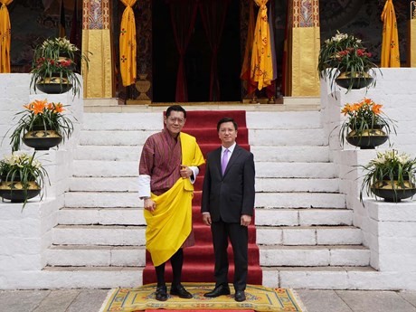 L'ambassadeur du Vietnam en Inde, au Népal et au Bhoutan, Nguyen Thanh Hai (droite) reçu par le roi Jigme Khesar Namgyel Wangchuck du Bhoutan. Photo : baoquocte.vn