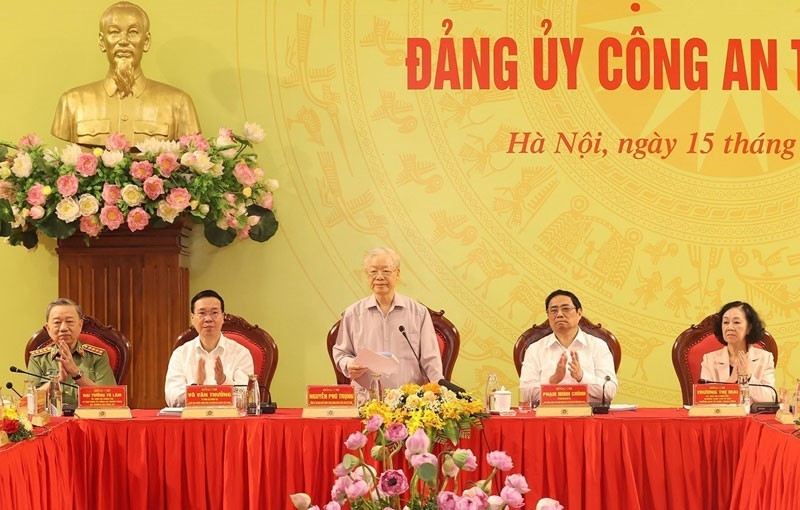 Le Secrétaire général du Parti, membre du Comité permanent du Comité central du Parti pour la Police, Nguyên Phu Trong (debout) s'exprime lors de la conférence, à Hanoi, le 15 juin. Photo : VNA.