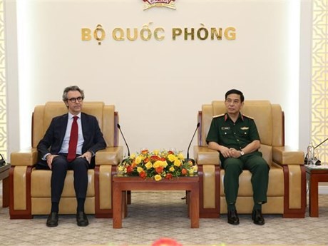 Le général Phan Van Giang, ministre vietnamien de la Défense (à droite) et l'ambassadeur Giorgio Aliberti, chef de la délégation de l'Union européenne (UE) au Vietnam. Photo : VNA.