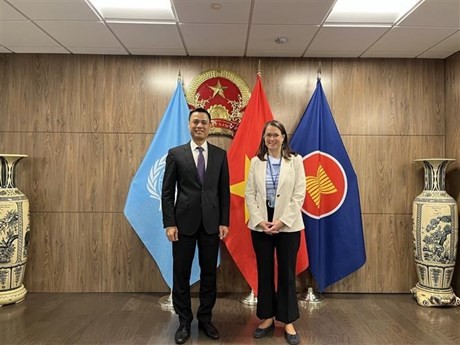 L'ambassadeur Dang Hoàng Giang et l'ambassadrice du Canada pour les changements climatiques Catherine Stewart. Photo : VNA.