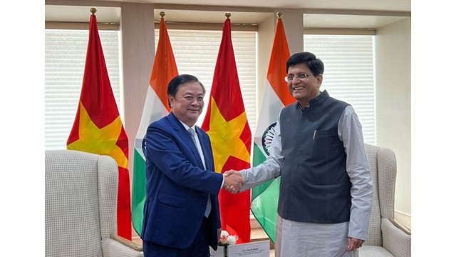 Le ministre vietnamien de l’Agriculture et du Développement rural, Lê Minh Hoan (à gauche) et le ministre indien du Commerce et de l’Industrie (à droite). Photo : congthuong.vn