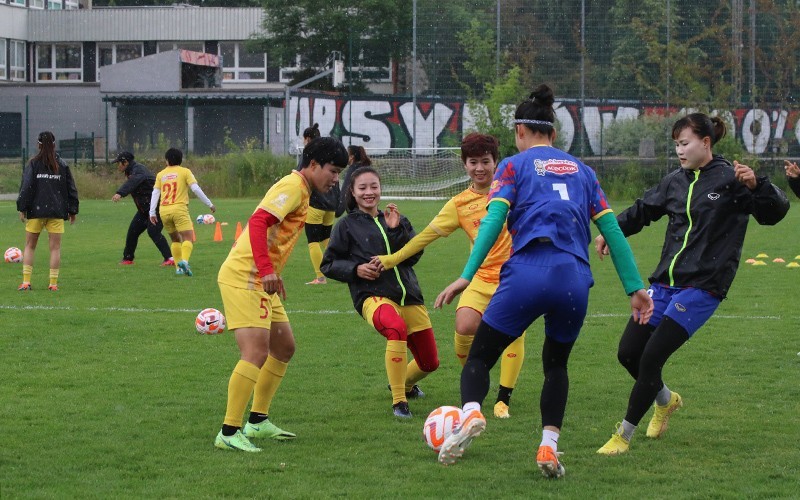 Les joueuses vietnamiennes lors d'une séance d’entraînement pour préparer le match amical avec l’équipe polonaise de football U23. Photo: VFF