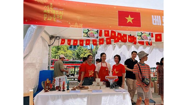 Un stand présentant la culture et la gastronomie traditionnelle vietnamienne de l'Ambassade du Vietnam en République de Corée. Photo : Ajunews.