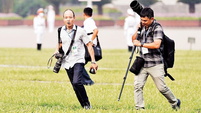 Les journalistes couvrent un événement. Photo : Journal Nhân Dân. 