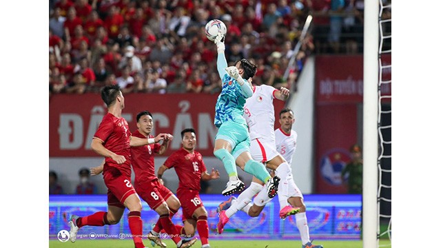 Les joueurs vietnamiens (maillot rouge) lors du match contre Hong Kong (Chine). Photo : VFF. 