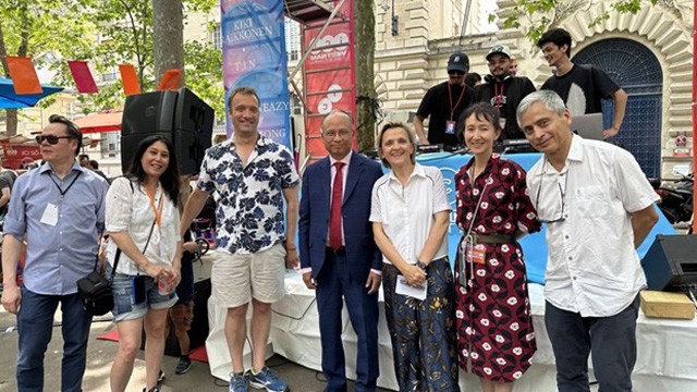 L'ambassade du Vietnam en France, Dinh Toàn Thang et la maire de l’arrondissement 5, Florence Berthout lors de l'événement. Photo : VNA.