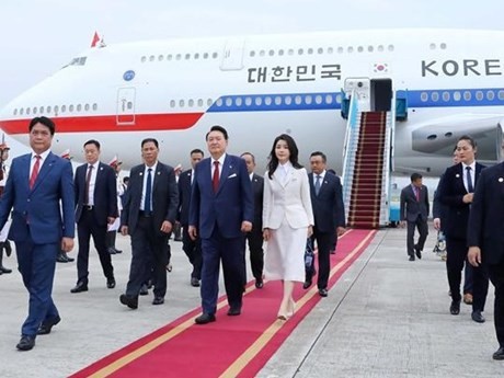 Le Président de la République de Corée, Yoon Suk Yeol, et son épouse sont arrivés, jeudi matin, 22 juin, à l’aéroport international de Nôi Bài à Hanoï, entamant sa visite d’Etat au Vietnam du 22 au 24 juin. Photo : VNA.