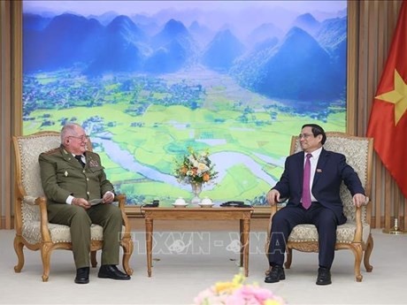 Le Premier ministre Pham Minh Chinh (à droite) et Álvaro López Miera, ministre des Forces armées révolutionnaires cubaines. Photo : VNA.