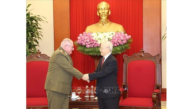 Le Secrétaire général du Parti communiste du Vietnam, Nguyên Phu Trong (à droite) et le général de corps d'armée Álvaro López Miera, membre du Bureau Politique du Parti communiste cubain, ministre des Forces armées révolutionnaires. Photo : VNA.