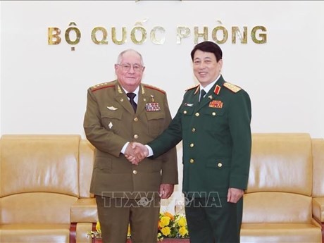 Le général Luong Cuong, membre du Bureau politique, membre permanent de la Commission militaire centrale, chef du Département général de la Politique de l'Armée populaire du Vietnam (à droite) et le général de corps d'armée Álvaro López Miera, ministre cubain des Forces armées révolutionnaires. Photo : VNA.