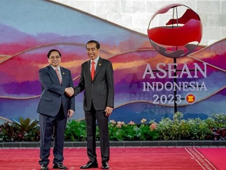 Le Premier ministre Pham Minh Chinh (à gauche) et le président indonésien Joko Widodo, lors du 42e sommet de l'ASEAN à Labuan Bajo, en Indonésie. Photo: VNA