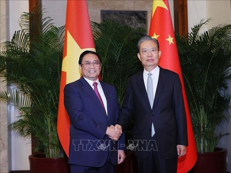 Le Premier ministre Pham Minh Chinh (à gauche) et le président du Comité permanent de l’Assemblée populaire nationale Zhao Leji. Photo : VNA.
