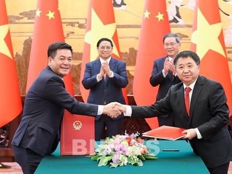 Lors de la cérémonie de signature du protocole d'accord de coopération entre le ministère vietnamien de l'Industrie et du Commerce et l'Administration d'État pour la régulation du marché (SAMR) de Chine. Photo : VNA.