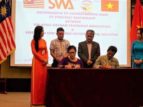 L'Association d'Amitié Malaisie - Vietnam a signé un protocole d'accord avec le Département du Patrimoine artistique numérique de Malaisie. Photo : VNA.