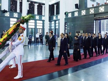 Le Président Vo Van Thuong à la tête d'une délégation rend un dernier hommage à Vu Khoan. Photo: VNA