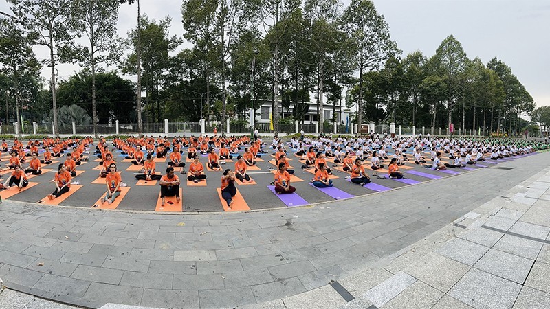 Une démonstration de yoga de 500 yogis lors de la Journée internationale du yoga célébrée à Dông Thap. Photo : NDEL.