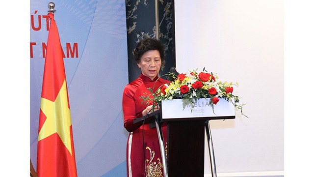 Mme Phuong Song Liên, représentante du du Club d’anciens étudiants vietnamiens à Cuba, s'est exprimé lors d'une rencontre avec le Premier ministre cubain Manuel Marreo Cruz à la fin de septembre 2022. Photo : thoidai.com.vn
