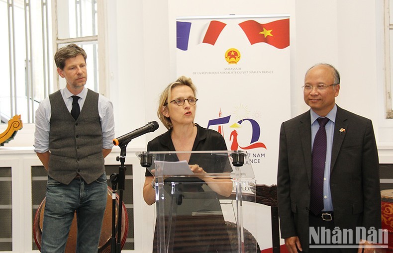 La maire du 5e arrondissement, Florence Berthout, prononce le discours d'ouverture de l'exposition « Couleurs du Vietnam ». Photo : NDEL.
