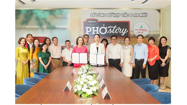 La signature d'un accord de coopération entre la marque célèbre de « Phở Thìn Bờ Hồ » et Chin-su de la compagnie par action des produits de consommation de Masan. Photo : nhipsonghanoi.hanoimoi.vn