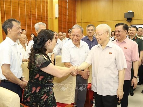 Le Secrétaire général du Parti, Nguyên Phu Trong, et des électeurs de Hanoï. Photo : VNA.