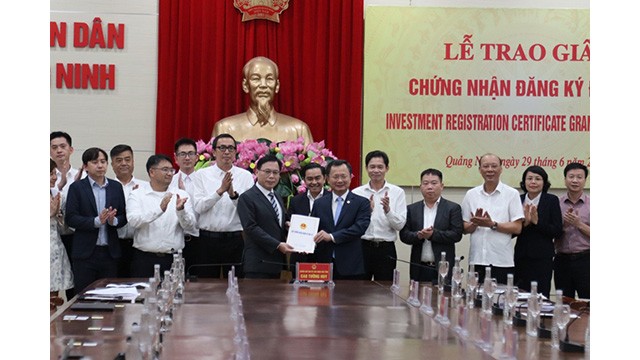 La cérémonie de délivrance des licences d’investissement à deux projets de Foxconn. Photo : baodautu.vn