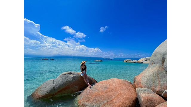 Des rochers créent un décor magnifique permettant aux touristes de prendre des photos uniques.Photo : plo.vn