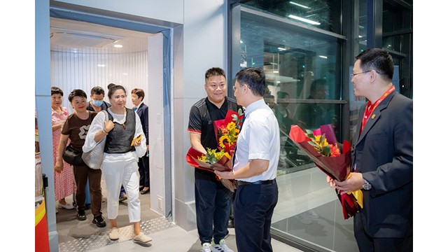 Les dirigeants du Comité populaire provincial de Thua Thiên Huê offrent des fleurs et des cadeaux pour les touristes de Kunming (Chine) à l’aéroport international de Phu Bài. Photo : VGP.
