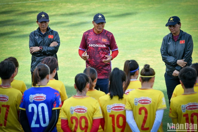 Le comité d'entraîneurs conseille les joueuses avant la séance d'entraînement au Centre d'entraînement de football des jeunes du Vietnam. Photo : NDEL