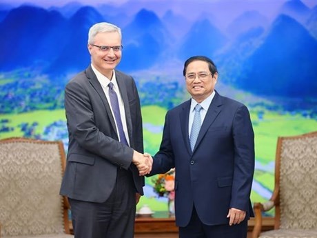 Le Premier ministre vietnamien, Pham Minh Chinh (à droite), et l'ambassadeur de France au Vietnam, Nicolas Warnery. Photo : VNA.