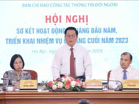 Le chef de la Commission de sensibilisation et d’éducation du Comité central du Parti, Nguyên Trong Nghia (au centre), lors de la conférence. Photo : VNA.