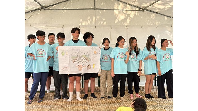 Les jeunes Viêt kiêu ont fait des présentations sur des projets environnementaux pour le Vietnam en vietnamien. Photo: thoidai.com.vn