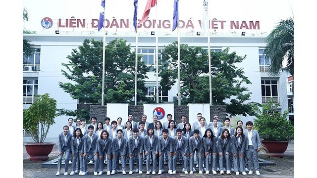 Les joueuses vietnamiennes prennent des photos souvenirs au siège de la Fédération de football du Vietnam (VFF) avant de partir pour l’aéroport. Photo: baoquocte.vn