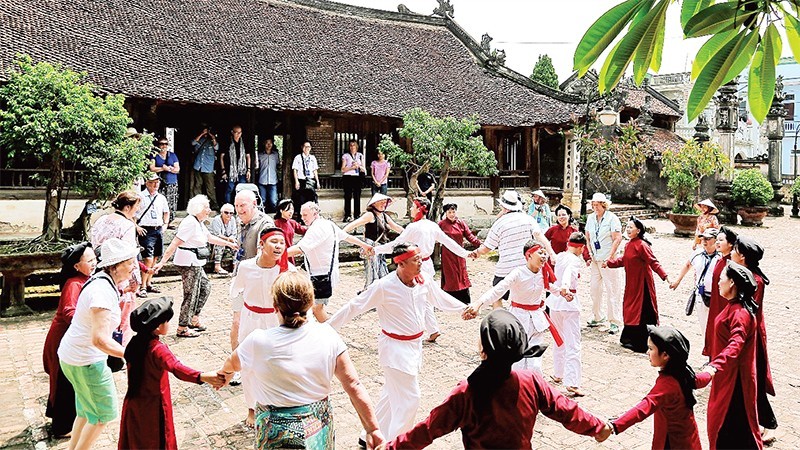 Les touristes assistent aux activités culturelles communautaires à Phu Tho. Photo : NDEL.