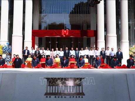 La cérémonie d'inauguration du Théâtre Hô Guom à Hanoï. Photo : VNA.