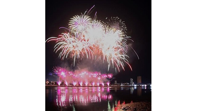 Le spectacle pyrotechnique de l'équipe française lors du Festival international des feux d’artifice Dà Nang - DIFF 2023. Photo : VNA.