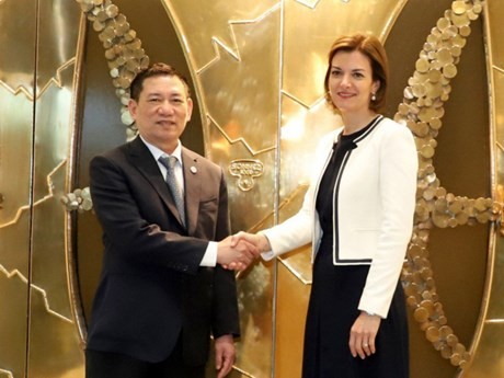Le ministre vietnamien des Finances Hô Duc Phuc et la directrice générale de la Bourse de Luxembourg (LuxSE), Julie Becker. Photo : VNA.