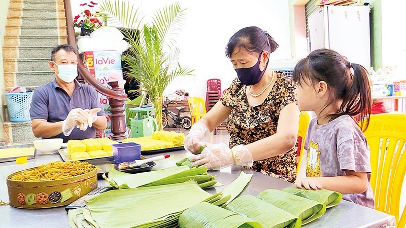 La préparation des gâteaux « phu thê » (gâteaux des mariés) à la ville de Tu Son. Photo: NDEL