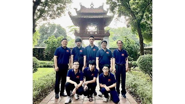 La délégation des élèves vietnamiens participe aux Olympiades internationales de mathématiques 2023. Photo : VOV.
